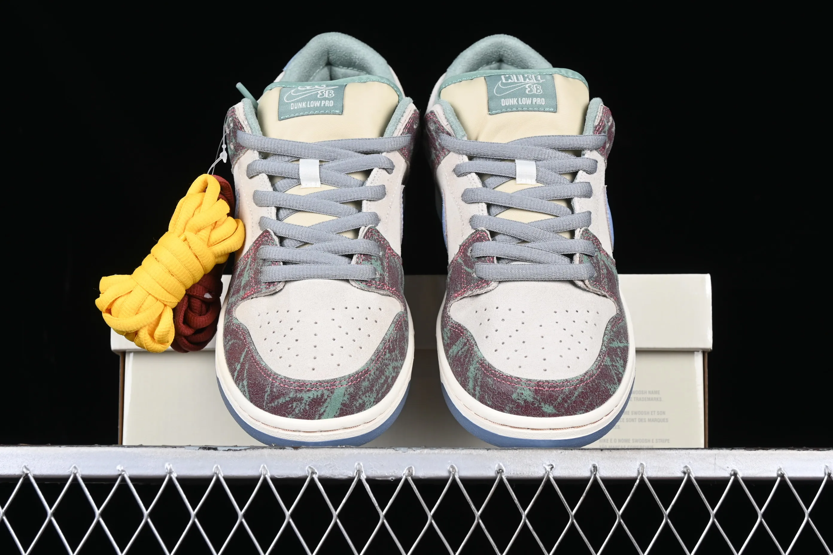 All categories Nk SB Dunk Series Nk SB Dunk Low low-top sneakers Y version Crenshaw Skate Club x Nk SB Dunk Low joint model SB low-top sports and leisure sneakers FN4193-100